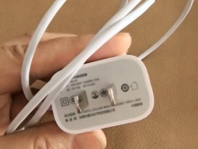 苹果不配充电器的决定背后是什么原因？消费者为何仍然选择购买？