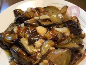 一道简单的炒茄子的做法（口感鲜嫩）