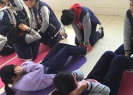 女生仰卧起坐省力诀窍（简单有效的女生仰卧起坐技巧）