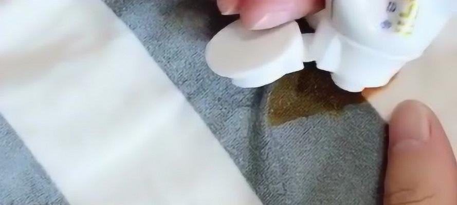 衣服上沾上油渍怎么清洗（教你轻松去除顽固的油渍）  第3张